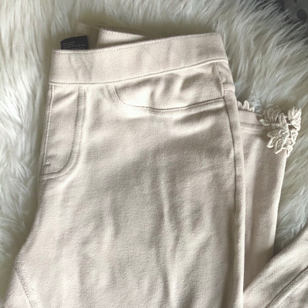 Crop leggings with pockets and lace detail